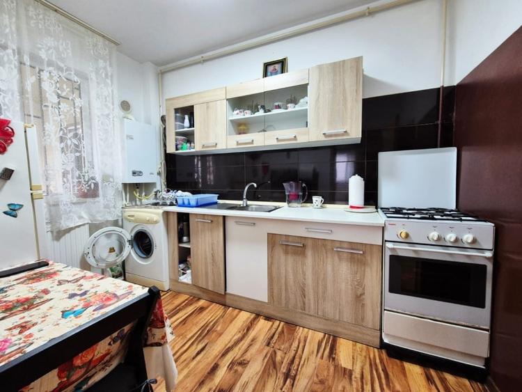 Garsoniera decomandata - bloc nou - zona Poarta 6 - 5