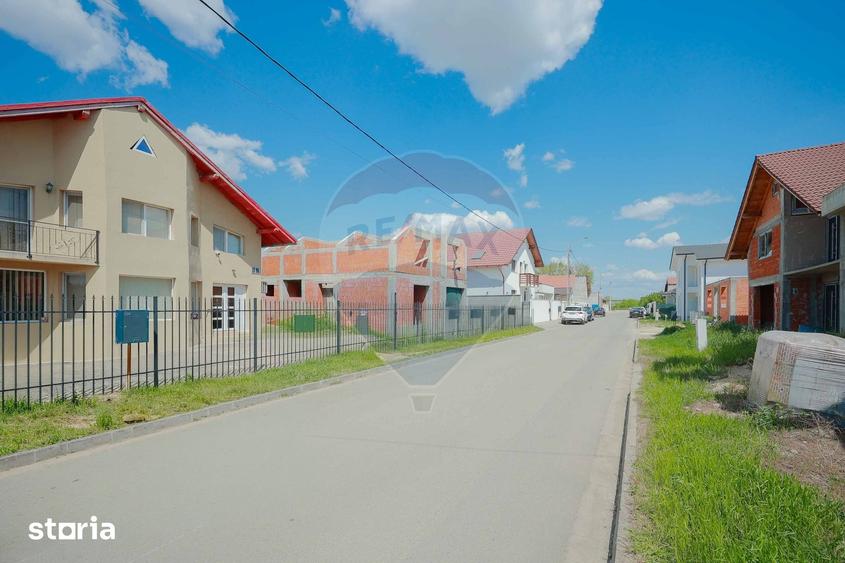 Casă cu 5 camere cu Teren 300 Mp în Sânmartin