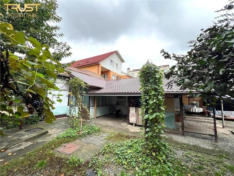 Casa la curte, central, Decebal - 1
