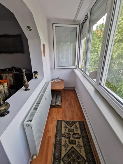 Apartament cu 4 camere semidecomandat, mobilat în Dacia