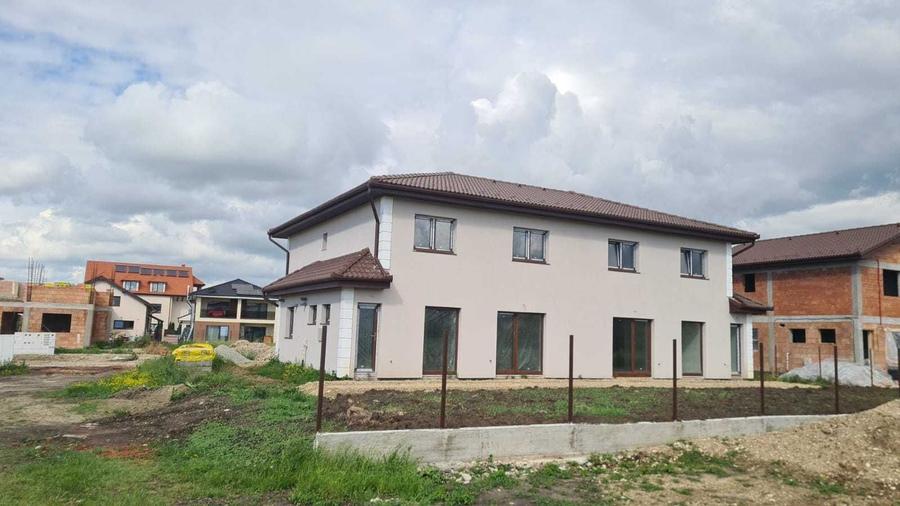Casă cu 4 camere în Șura Mică