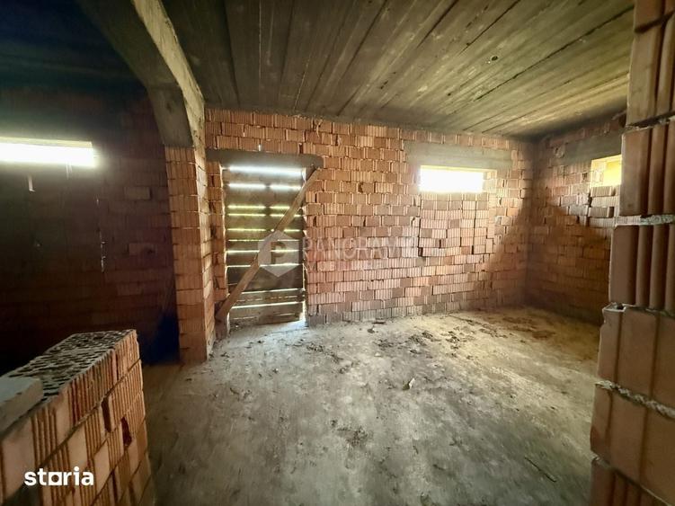 Casă cu 6 camere cu Teren 1900 Mp în Sud