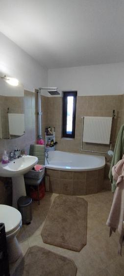 Apartament cu 3 camere semidecomandat în Adunații-Copăceni