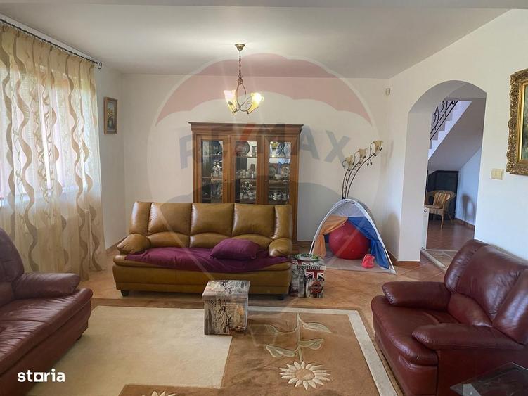 Casă cu 4 camere cu Piscina în Central
