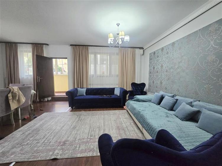 Apartament cu 5 camere semidecomandat în Bucureștii Noi