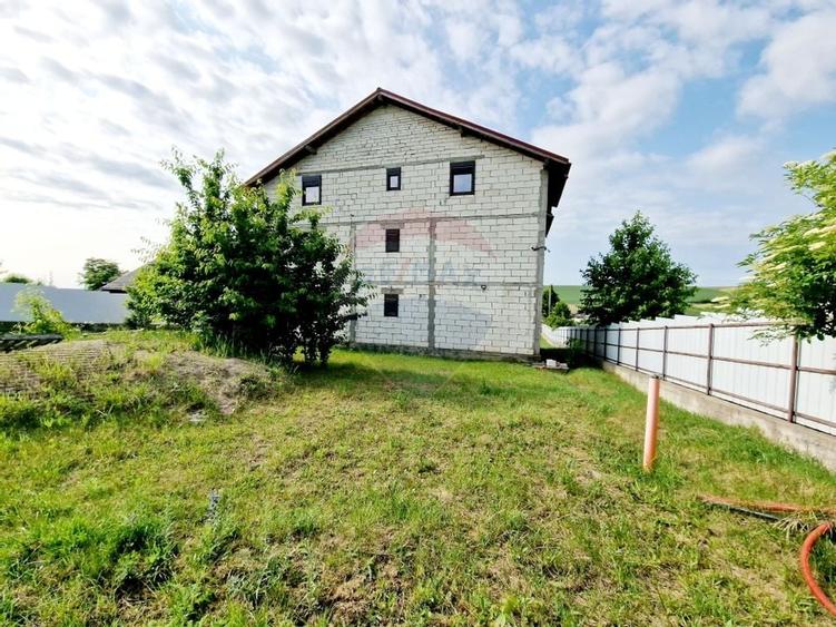 Casă spațioasă S+P+1E+M și teren generos 1664 mp - 60