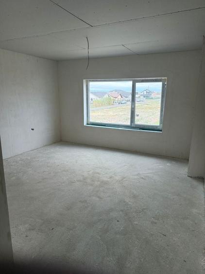 Apartament cu 4 camere decomandat în Moșnița Veche