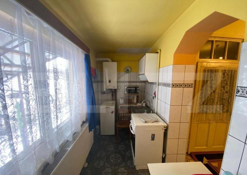 Casa de 284 mp, impartit in 3 apartamente, teren 503 mp, Gri - 17