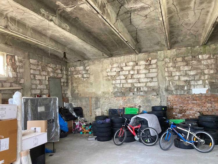 vanzare imobil in Husi langa politie si laboratorul de analize medicale Biolog-Test, suprafata utila 200 mp si teren cu acces prin parc si prin spate - 2