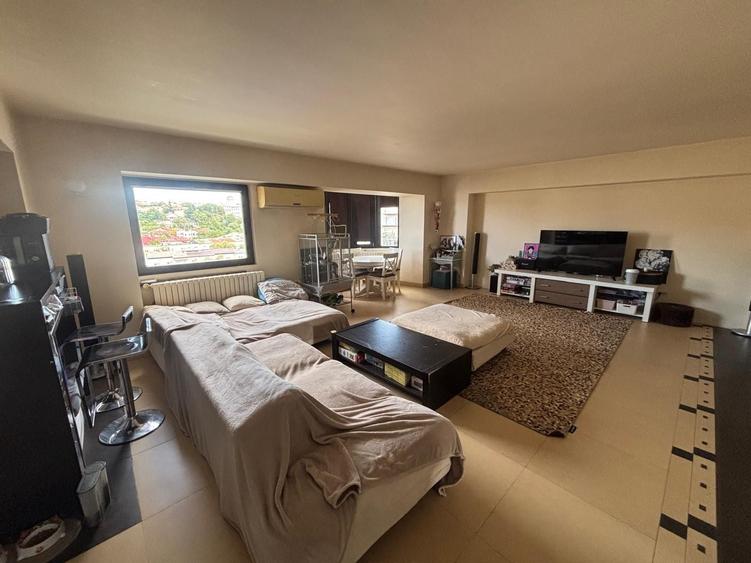 Apartament cu 4 camere decomandat în Gară