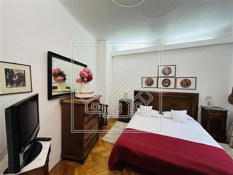 Apartament cu 3 camere semidecomandat în Central