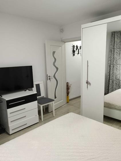 vand apartament 4 camere zona centru Resita - 5