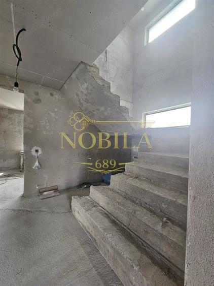 Casă cu Teren 500 Mp în Est