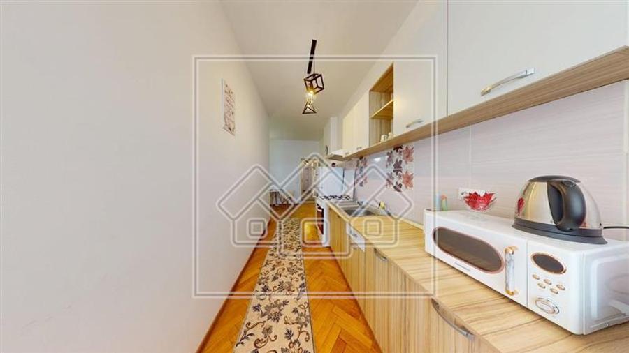 Apartament cu 3 camere semidecomandat în Central