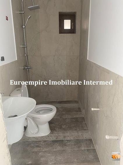 Casă cu 7 camere cu Canalizare în Exterior Est