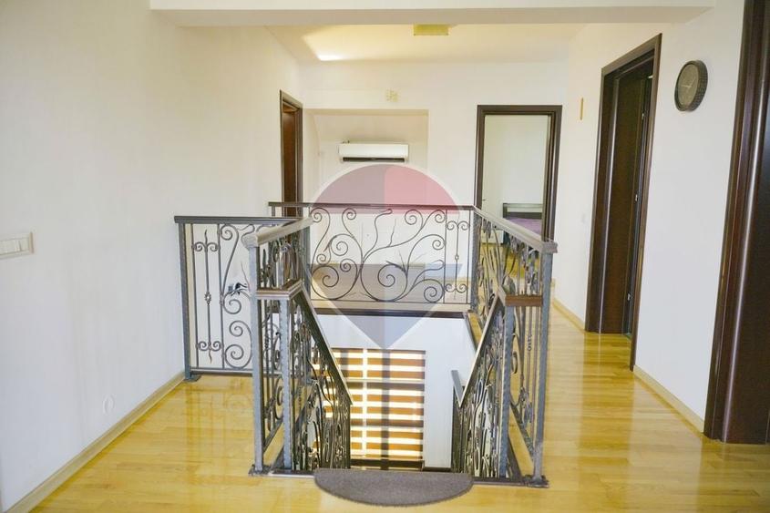 Casă individuală cu 7 camere cu Piscina în Girov