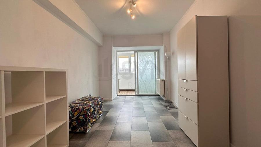 Apartament cu 3 camere semidecomandat, mobilat în P-ța Victoriei