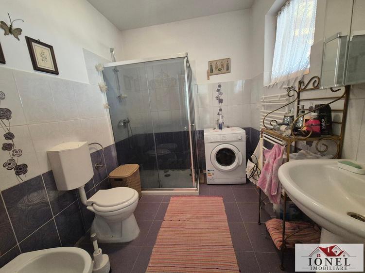 Casă individuală cu 3 camere cu Canalizare în Est