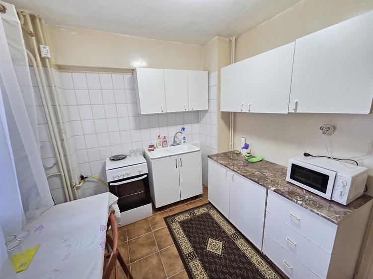Apartament cu 2 camere semidecomandat în Văcăresti