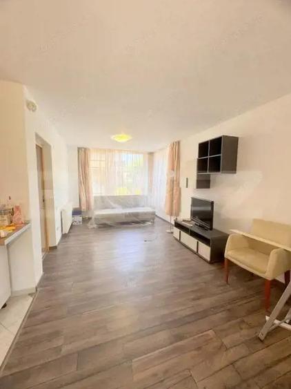 Cladire multifunctionala, pensiune plus casa, parcari private - 6