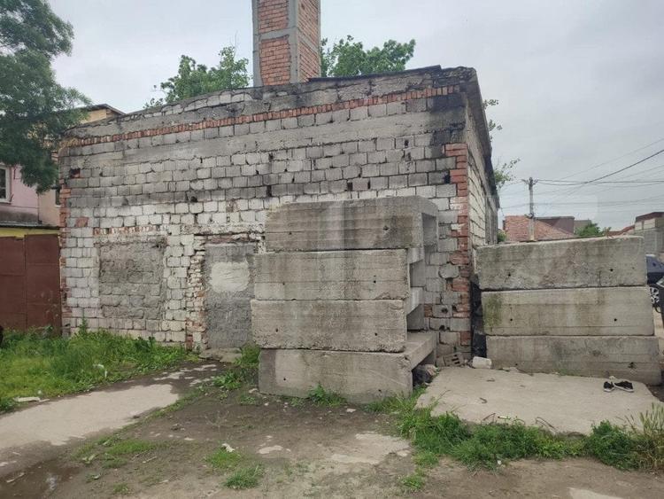 Teren 636 mp , front 21 m , hala demolabila , zona Brestei - 2