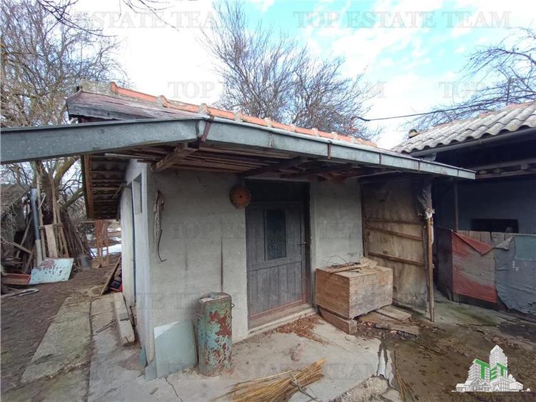 Casa taraneasca traditionala pe parter cu gradina si livada 1700mp in Gruiu, la - 10