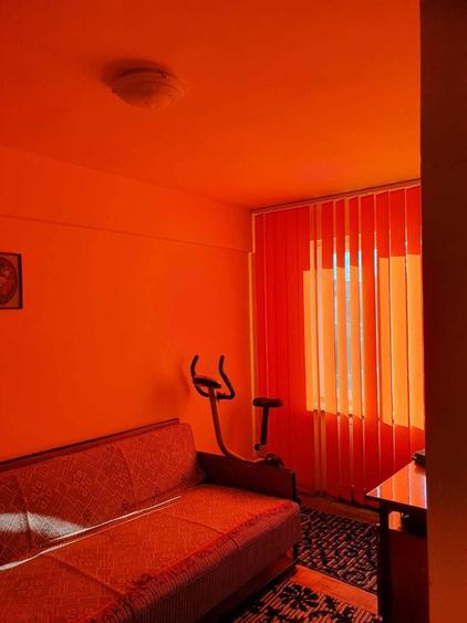 Vand apartament cu 3 camere, semidecomandat, situat ultracentral in Campulung Muscel (Strada Emilian Paveliu), imediat langa Tribunal. - 1