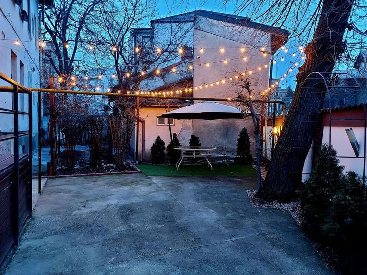 Parcul Carol,imobil versatil rezidential /birouri,parcare si curte - 1