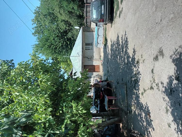 Vind casa in giule?t sct 1 casa are 5 camere baie bucatarie zona lini?tita ?i curat - 4