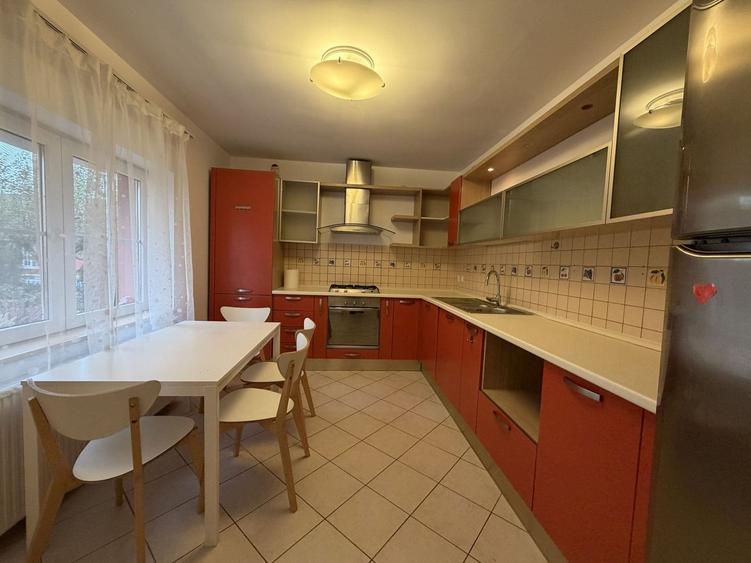 Vila semimobilata  cu 3 dormitoare, piscina exterioara, complex - 7