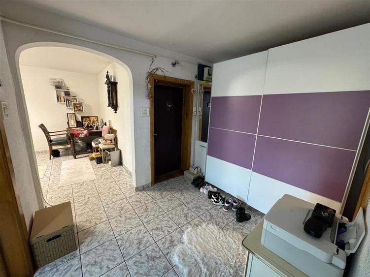 3 camere, etaj 3 cu acoperis, 2 balcoane , 2 bai, zona centrala - 6