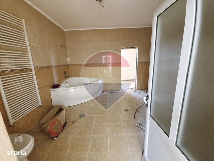 Spațiu comercial, de 800 mp, în Marginea
