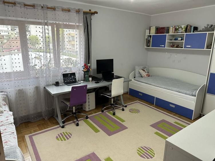 Vand apartament cu 2 camere, decomandat, la etajul 1, 52mp + 8 mp balcon - 7