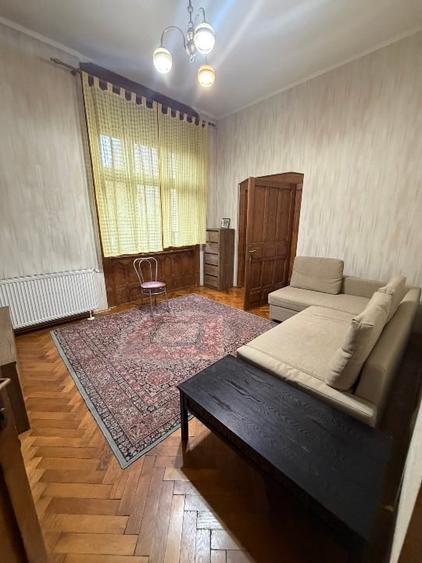 Apartament cu 3 camere semidecomandat, mobilat în Central