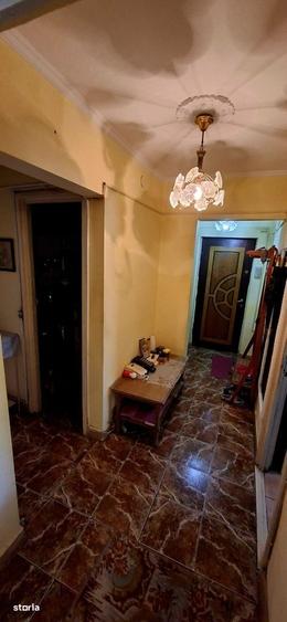 Apartament cu 3 camere decomandat în Eremia