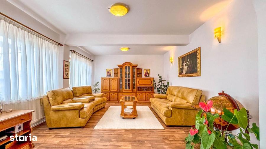 Casă cu 10 camere cu Teren 1422 Mp în Central