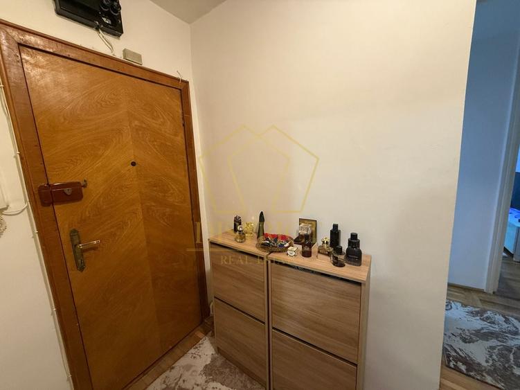 Apartament cu 3 camere decomandat, mobilat în Girocului