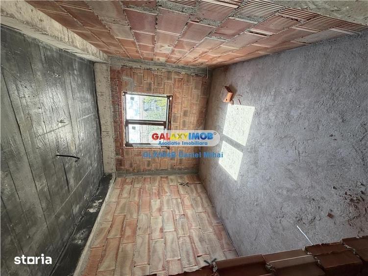 Casă cu 4 camere cu Teren 220 Mp în Central