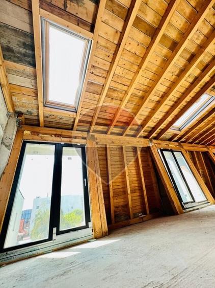 Casă individuală cu 10 camere cu Teren 65 Mp în Periferie