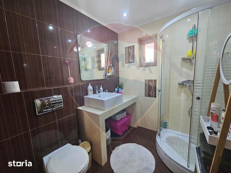 Casă cu 7 camere cu Teren 350 Mp în Central