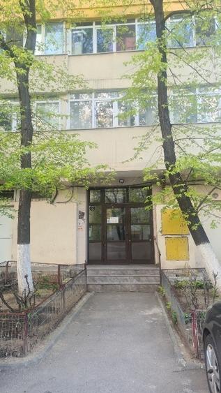Apartament cu 3 camere decomandat în Tei