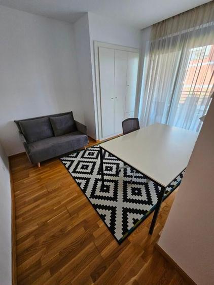 Apartament cu 3 camere semidecomandat în Băneasa