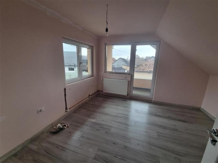 Casa independenta pe 2 nivele, 4 camere, 2 bai, debara cu 3 arii teren  in Sancr - 5