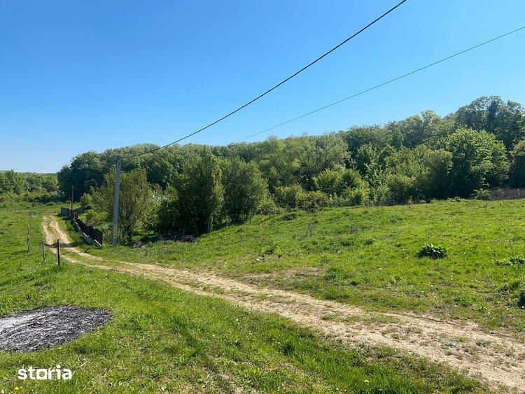Teren de 600 mp, în Podu Roș