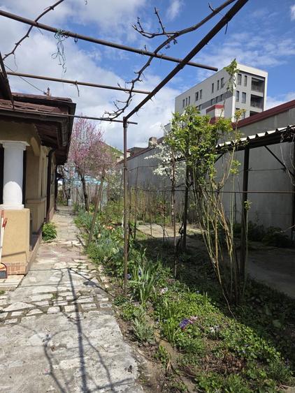 Casa la curte de vanzare , sector 1 - 5