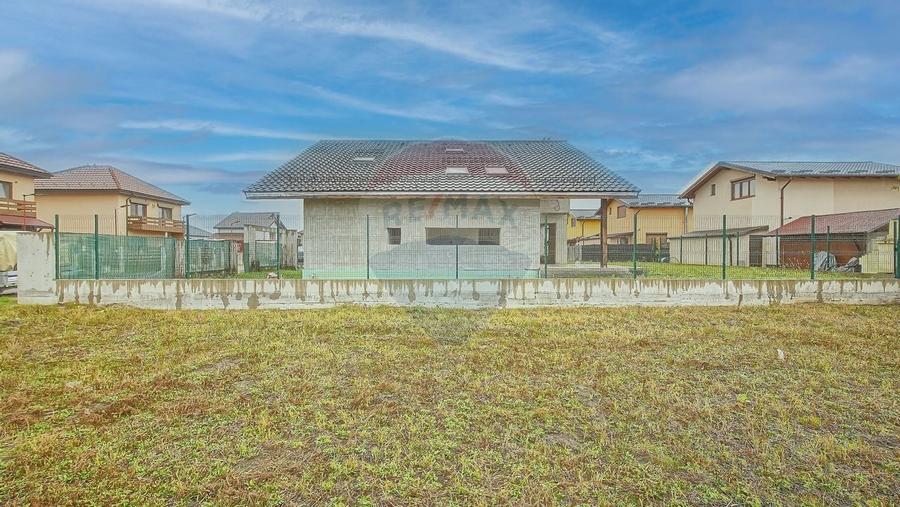 Casa spatioasa la gri, 4 camere, 3 bai, teren 500 mp - zona Bartolomeu - 9