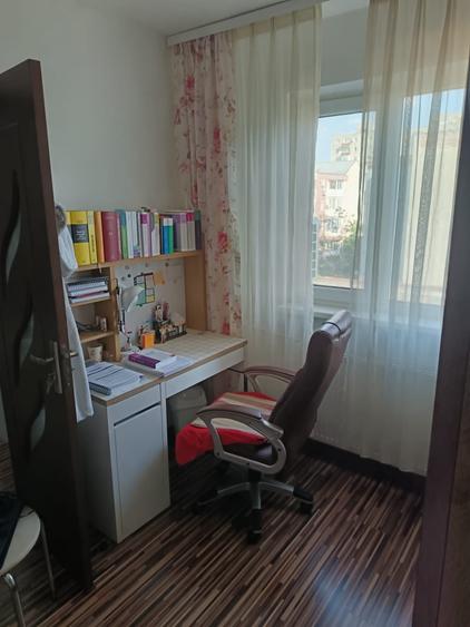 Apartament cu 3 camere semidecomandat în Craiovița Nouă