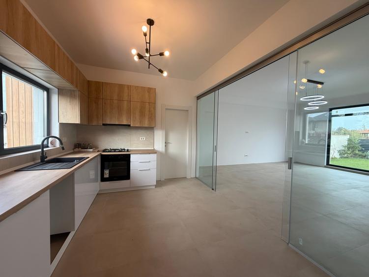 Vilă contemporană , finalizată în 2024, situată pe o stradă privată. - 24