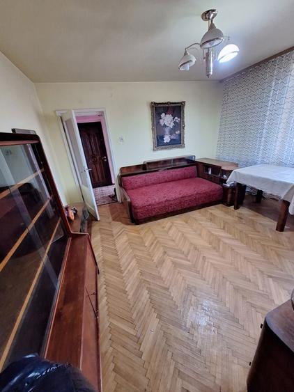 Vand apartament 2 camere strada principala - 2