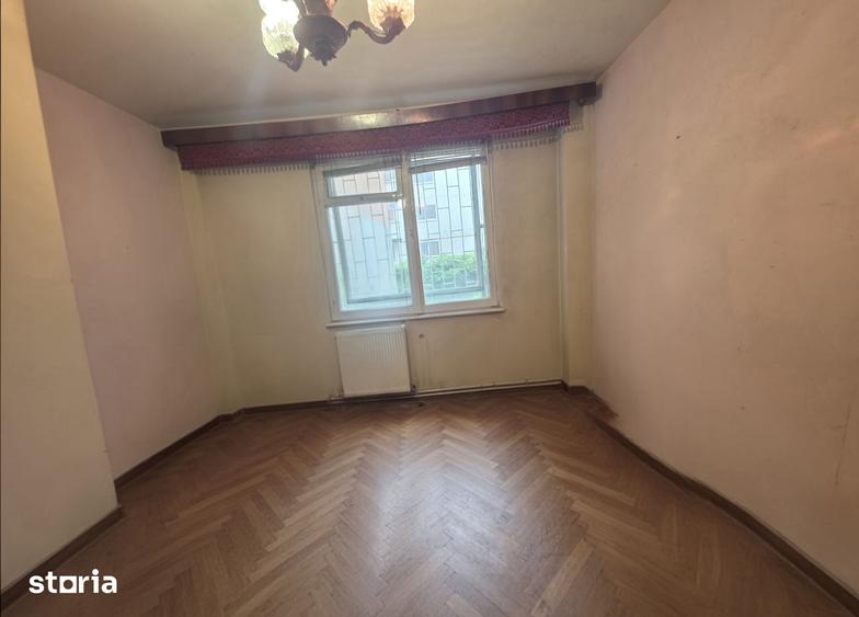Apartament cu 3 camere decomandat în Tractorul